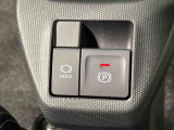 指先だけで簡単に操作が可能な電動パーキングブレーキを採用。「HOLD」スイッチを押すと、渋滞や信号待ちなどでブレーキペダルから足を離しても、ブレーキを保持するので安心です