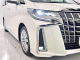 フォグランプ装着車です。暗い夜道の車両前方を明るく照らします