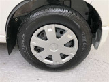 ホイルカバー付きです。タイヤサイズは145/80R12です