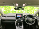 開放感のある室内空間が広がります。ドライバー視点からの眺望も良く、運転に集中できますね。