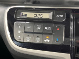 【オートエアコン】一度お好みの温度に設定すれば、車内の温度を検知し風量や温度を自動で調整。暑い&hellip;寒い&hellip;と何度もスイッチ操作をする必要はありません。快適な車内空間には必須の機能ですね♪