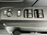 運転席のスイッチで全てのウィンドウの開閉操作を行うことができます。ロックボタンをONにしておくと、運転席以外のウィンドウは作動しないのでお子様を乗せているときなども安心ですね♪
