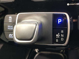コラムシフトですので足元ひろびろ。運転しやすいですよ。