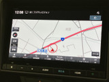 目的地までスムーズに導いてくれるナビゲーションシステム。高精細な地図表示で、初めての道でも安心です。周辺情報も確認しやすく、ドライブがより快適になります。