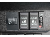 リアは両側パワースライドドアで、開閉には運転席のスイッチ、またはスライドドアのドアハンドルを少し引くだけで自動開閉します。
