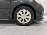 タイヤサイズは(175/65R15)でキャップ付きスチールホイールです。