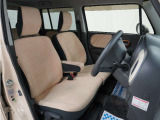 運転席のスペースはゆったりしていて、視界も広く確保されているので普段の運転からロングドライブまで快適です。