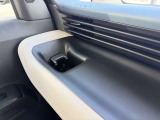 助手席・運転席部分には便利なカップホルダー付きです!