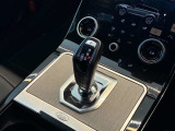 【ガングリップ式シフトレバー】クリケットのボールをイメージしたシフトレバーが採用されています。
