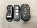 スマートキー付きですからドアロックの開閉およびエンジンスタートが楽々です。電動スライドドアの開け閉めもボタンで操作できます。加えて、純正リモコンエンジンスターター用の操作キーもついています。