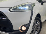 【LEDヘッドライト】悪天候や夜間走行時も良好な視界を確保し安心して運転できる高輝度LEDヘッドライトを装備!点灯速度が早く、消費電力も抑えられています。