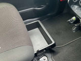 助手席シートの下にシートアンダーボックスがあり、収納に便利です。