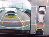 パノラミックビューモニター&バックモニター♪車両の前後左右に搭載した4つのカメラの映像を合成し、車を真上から見ているような映像を表示♪