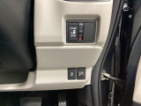 左側に電動スライドドアを装備。ワンタッチで開閉できるため、荷物の積み降ろしやお子さまの乗り降りがスムーズです。