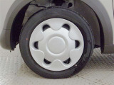 【ホイールカバー】純正なので車に似合うデザインになっていますね。スタッドレスタイヤもご相談下さい。