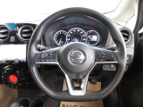 運転が楽しくなる明るく開放的な運転席まわりです。