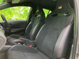 スポーティーなシートが、ドライビングへの期待感を高めます。確かなホールド感で、快適な運転をサポートします。