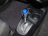 誤操作の少ないゲート式シフトレバーを装備しております。