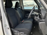 ゆったりと座れるフロントシート。運転席からの視界も広く、運転操作をサポートします。快適なドライブをお楽しみください。