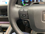 運転中、オーディオの操作をしてて、ハッとしたことはありませんか?ステアリングスイッチは、運転中でもハンドルでオーディオの操作が可能です。安全なドライブをサポートします。