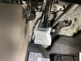 パーキングブレーキは、フットブレーキタイプです。