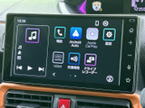 見やすい大型ディスプレイで、快適なドライブをサポート。各種機能が直感的に操作でき、普段使いにも便利です。情報満載で、どこへ行くにも安心です。