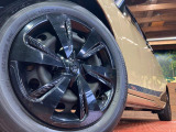 【純正15インチアルミホイール】外観にマッチした純正アルミホイールを装着しております。各種社外アルミホイールや、スタッドレスタイヤも取扱いしております。是非ご相談ください♪