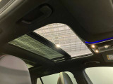 パノラミックルーフで明るい車内と開放感あるドライブをお楽しみいただけます。