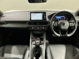 使いやすいレイアウトのダッシュボード周辺です。オートエアコンや小物入れなど嬉しい装備が満載です。
