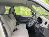 広々とした室内空間は、運転席もゆったりとくつろげます。快適な座り心地で、長距離運転も疲れにくいのが特徴です。