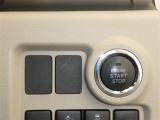 スマートキーを携帯していればキーを取り出さずにドアを施錠&解錠。クルマの始動も可能です。