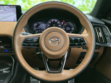 握りやすいステアリング形状で、快適な運転をサポート。操作性にも優れ、スムーズなハンドリングを実現します。