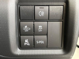 【スマートアシスト】走行中に前方の車両等を認識し、衝突しそうな時は警報とブレーキで衝突回避と被害軽減をアシスト。より安全にドライブをお楽しみいただけます。