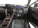 革巻きステアリングで快適な操作性の運転席です。