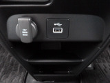 便利なUSBジャック・12V電源ソケットも付いています。周辺機器の充電にご利用頂けます。