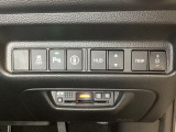 Hondaセンシング用の、VSA解除と路外逸脱抑制機能のオンオフスイッチなどはハンドルの右側に装備しています。その下にETCがついています。高速道路の料金所の通過も楽々です。