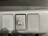 コーナーセンサーを車の前後に装備。障害物までの距離に応じて警告音を変えてお知らせ。縦列駐車時や駐車場・車庫などでの取り回しをサポートします。詳細は販売店スタッフまでおたずねください。