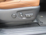 パワーシート搭載。微調整が手軽にでき、ドライバーの体形に合わせたポジションで運転することが可能です。