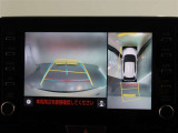 パノラミックビューモニター付きです。車両を上から見たような映像をモニター画面に表示。運転席からの目視では見にくい、車両周辺の状況をリアルタイムでしっかり確認できます。