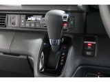 インパネシフトだから視線の移動も少なく足元もスッキリ♪運転席もゆったりしているのでゆとりを持ってドライブできますね!