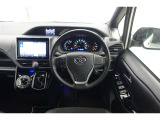 スポーティームード溢れる運転席周りですね。 クイックなドライビングに対応できるよな運転席回りになっています。 ドライブがますます楽しくなりますね!