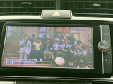 移動時間も楽しく。停車中にテレビや動画を楽しめるので、待ち時間も有効活用できます。後部座席の方も楽しめますね。