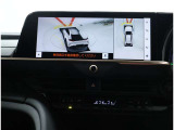 サイドクリアランスビュー表示中に、旋回時の運転操作に合わせて自動で車両を斜め後方から見たような映像を表示。