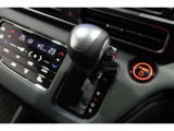 インパネシフトだから視線の移動も少なく足元もスッキリ♪運転席もゆったりしているのでゆとりを持ってドライブできますね!
