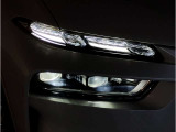 【LEDヘッドライト】先進のLEDテクノロジーを採用。放射される白色光の周波特性は太陽光に近く、バイキセノン・ヘッドライトを上回るコントラストで更に明るく輝きます!