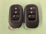 スマートキーを装備しています。鍵を差し込むことなくドアロックの開け閉めと、スタートボタン操作でのエンジンスタートができます。ボタン操作でトランクが開けられる電動テールゲートのボタンもついています。