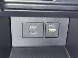 充電用USB端子付き。スマートフォンなどの充電に便利です。