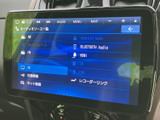 ラジオ、CD、USB、Bluetoothなど、多様なソースに対応。お好みの音楽を車内で楽しめます。多彩な入力方法が便利です。