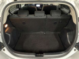 トランク収納スペースをご確認ください。荷物の積み下ろしがしやすい広さを確保しており、日常使いからレジャーまで幅広く活用できます。