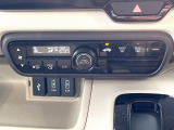 【オートエアコン】一度お好みの温度に設定すれば、車内の温度を検知し風量や温度を自動で調整。暑い&hellip;寒い&hellip;と何度もスイッチ操作をする必要はありません。快適な車内空間には必須の機能ですね♪